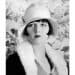 Louise Brooks 露易丝 布鲁克斯 （1906年11月4日—1985年8月8日），美国女影星，以在20世纪20年代的默片中轻松自如的扮演放荡堕落角色而闻名。 Louise Brooks  是默片时期对时尚影响深远的一名女星：钟形女帽，丝质包头巾，皮草，珍珠和数不清的低腰裙。像20年代其他的轻佻爵士宝贝一样，她在眼睛周围化了深邃的烟熏妆，搭配深色的，精心描绘的夸张弓型轮廓双唇。 但使她与其它有着柔软发卷的默片女星区别开来的，是那标志性的波波头，成为当时少女争相模仿的时尚发型。法国电影史学家 亨利 兰利斯（Henri Langlis）认为，“那时没有嘉宝，没有黛德丽，只有路易斯·布鲁克斯。”她是二十世纪二十年代末的昙花一现的绝代佳人，到1938主演过25部影片。后转而写作和绘画，成为了一位作家，直到去世。 Louise Brooks 露易丝 布鲁克斯 于1925年出演了她的电影处女作 《The Street of Forgotten Men》, 并在28年的《A Girl in every port》中出演了一个荡妇，并大受欢迎。1929年，乔治 威廉 帕布斯特 邀请她主演电影《Pandora’s Box 潘多拉魔盒》和《The Diary of a Lost Girl 丢失女孩的日记》，使她的事业达到顶峰。 1930年，Louise Brooks 返回美国，但被公司雪藏的她拍片量骤减，出演了很多并不出名的电影，三十年代末时已渐渐销声匿迹。 但在三十年代，她成为了 约翰 斯特波尔（John Striebel）的漫画系列《Dixie Dugan》同名女主角的原型模特。意大利漫画艺术家 圭多 克雷帕克斯（Guido Crepax）受她的形象启发，创作了作品《 Valentina 瓦伦蒂娜》。 法国新锐导演 戈达尔 在他1962年电影《 Vivre sa vie 》中，在主人公 安娜 卡瑞娜（Anna Karina）也顶着一头Brooks 的标志性的短发；鲍勃 福斯（Bob Fosse）在在1972年的电影《 Cabaret 酒店》里也运用了她的形象，作为 丽萨 米妮丽（Liza Minnelli）扮演的女主角 萨莉 鲍尔斯（Sally Bowles）的原型。 意大利歌剧导演 乔治· 斯特雷勒，在他于意大利 的 Piccolo Teatro dell'Opera 歌剧院新上演的The Threepenny Opera 歌剧——《Pirate Jenny 海盗珍妮》中，也将扮演女主角的歌手米尔瓦（Milva）打造成红色的“Louise Brooks“式短发造型。