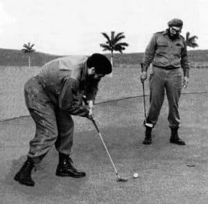 Sempre alle prese con uno sport made in Usa, il golf. Questa volta in compagia di Che Guevara . Foto di Liborio Noval.