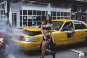 Emily Ratajkowski in lingerie per le strade di Manhattan