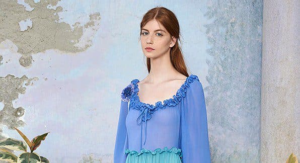 Moda: abiti da cerimonia: irrinunciabile l’azzurro in tutte le sue declinazioni come quello di Luisa Beccaria
