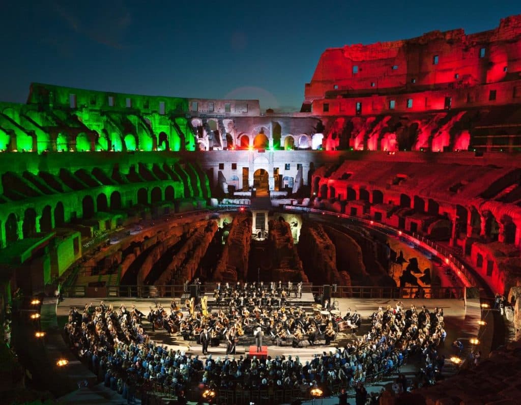 Arte: Tod's ed il restauro del Colosseo. Il concerto di un'orchestra all'interno del Colosseo.