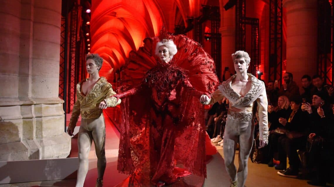 Moda: Haute Couture Parigi: che le danze abbiano inizio. Lo show di Guo Pei nella passata edizione