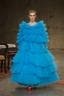 Moda: La talentuosa Molly Goddard sfila al V&A Museum. Abito azzurro