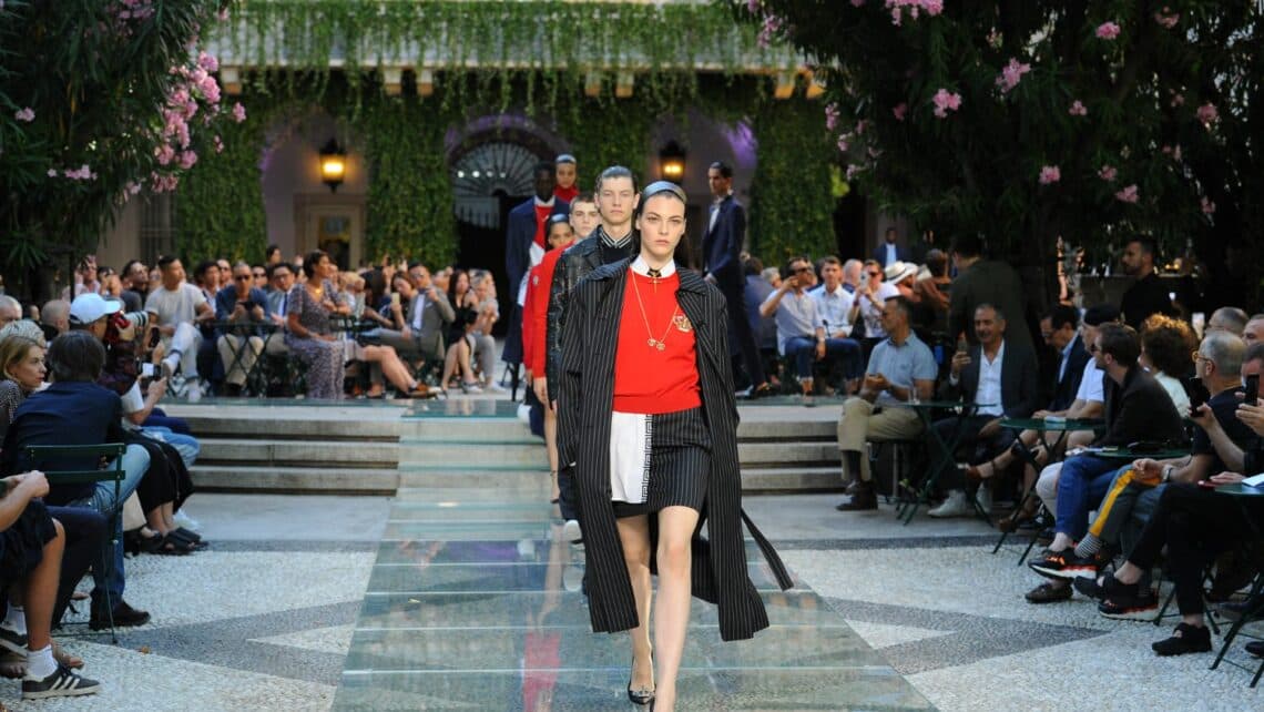 Moda: l'Uomo Versace (e la donna) P/E 2018 in cinque punti. Collezione Primavera/Estate 2018.