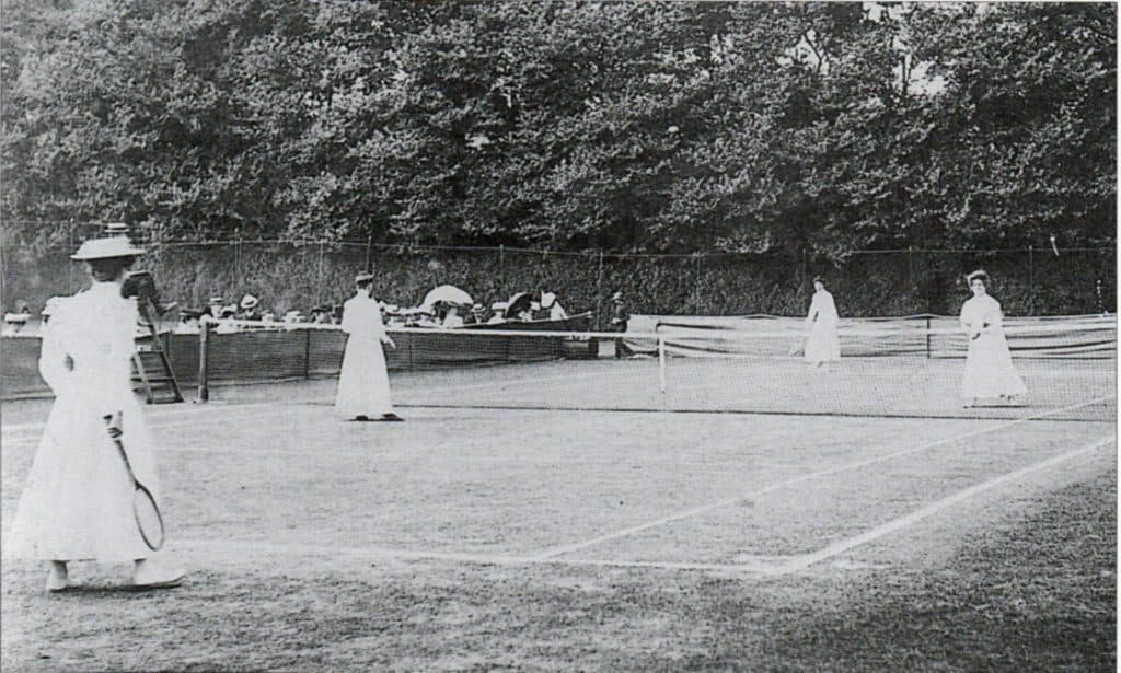 Moda: perché a Wimbledon l'abito è bianco? Una partita del doppio finale femminile del 1906