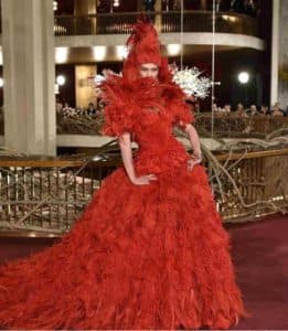 Mame Moda Dolce & Gabbana a New York sfila l'Italia da lode. Long dress piume