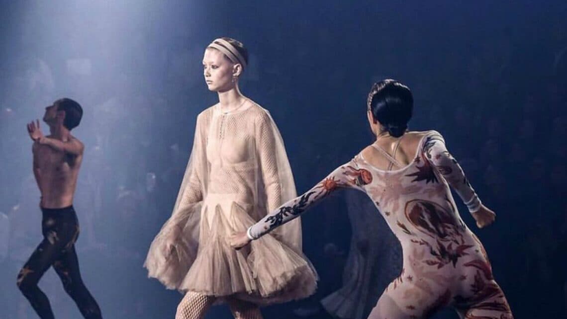 Mame Moda Dior danza all'Hippodrome di Longchamp. Dior SS19
