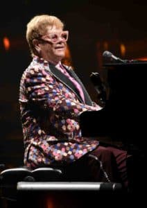 Mame Moda Gucci veste Elton John per l'ultimo tour. Giacca con cristalli 