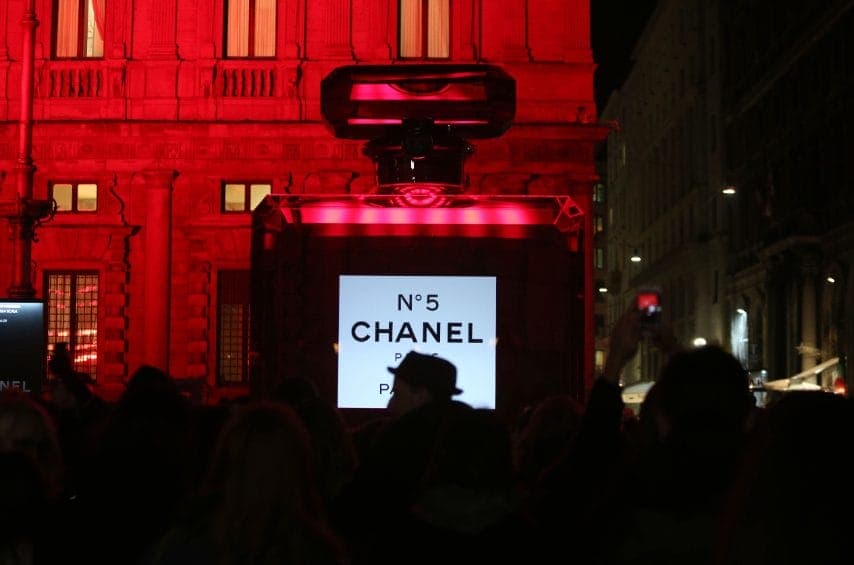 Chanel tinge di rosso Milano per il periodo natalizio