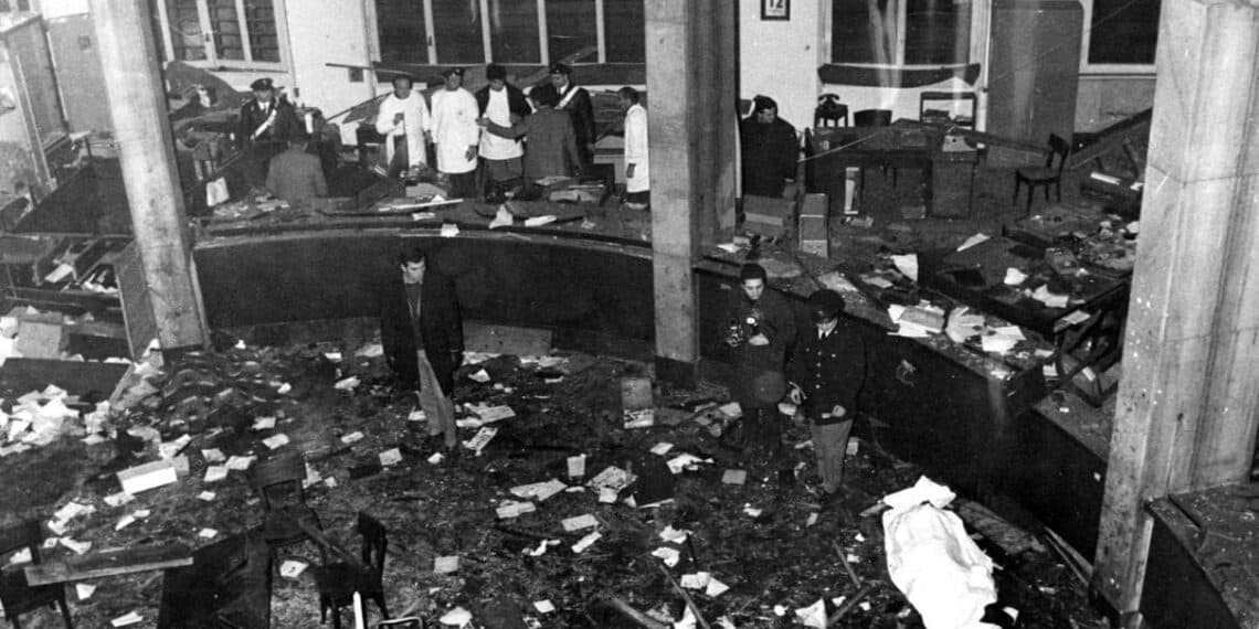 La strage di piazza Fontana, 49 anni dopo: ci furono 17 morti e 87 feriti.