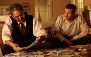 Seven - Stasera in tv il film con Morgan Freeman e Brad Pitt. Nella foto, una scena del film.