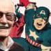 Stan Lee, leggedario editore della Marvel morto ieri sera, sorride in una fotografia con Capitan America sullo sfondo