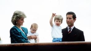 Il principe Carlo confessa: "Sbagliai a sposare Diana". Una foto insieme a lei e ai loro due figli.