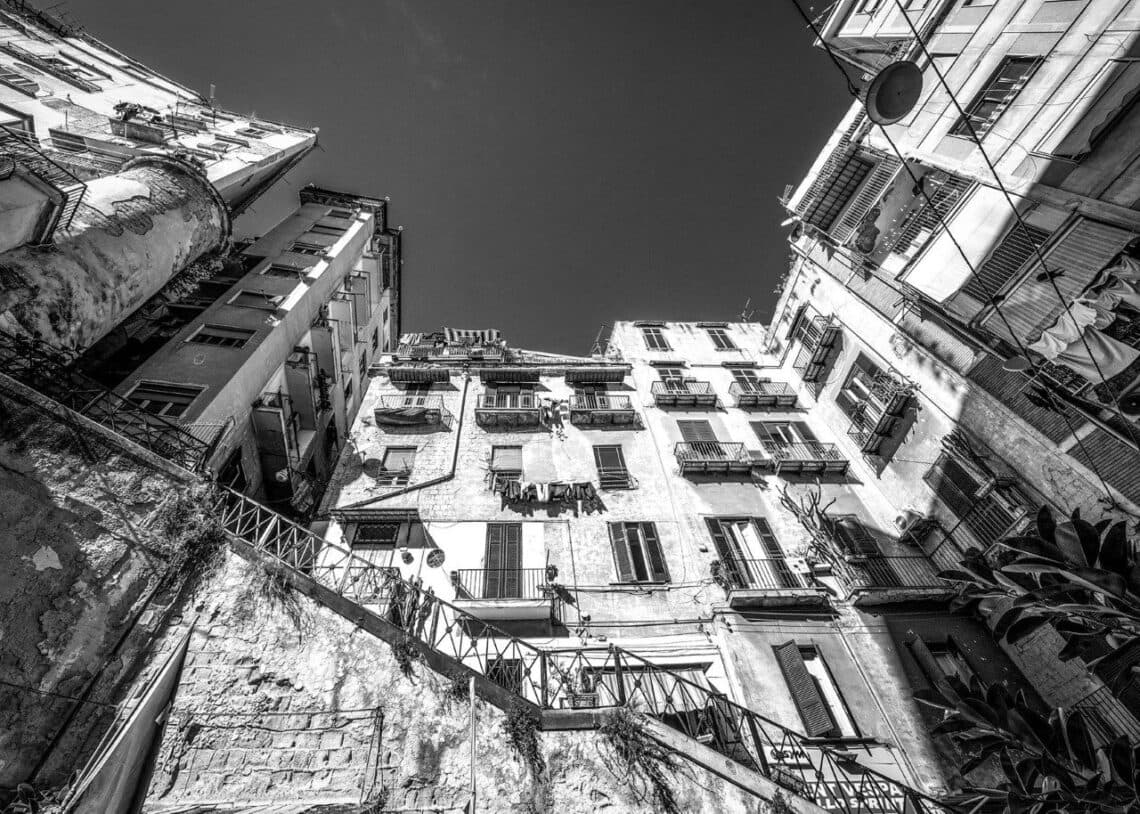 la fotografia di un edificio di Pallonetto di Santa Lucia, quartiere su cui ci sarà una mostra fotografica a Napoli