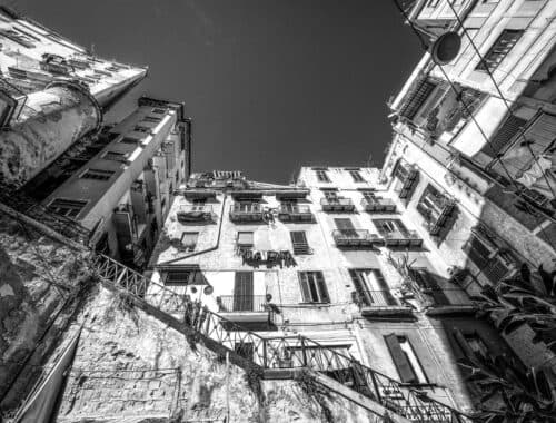 la fotografia di un edificio di Pallonetto di Santa Lucia, quartiere su cui ci sarà una mostra fotografica a Napoli