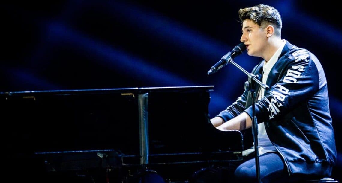Emanuele Bertelli, canta accompagnandosi al pianoforte, prima di essere eliminato da X Factor