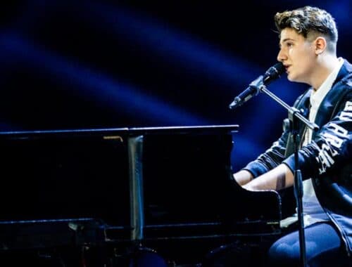 Emanuele Bertelli, canta accompagnandosi al pianoforte, prima di essere eliminato da X Factor