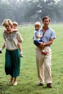 Principe Carlo - L'eterno erede compie 70 anni. Una foto insieme a Diana e ai piccoli William e Harry