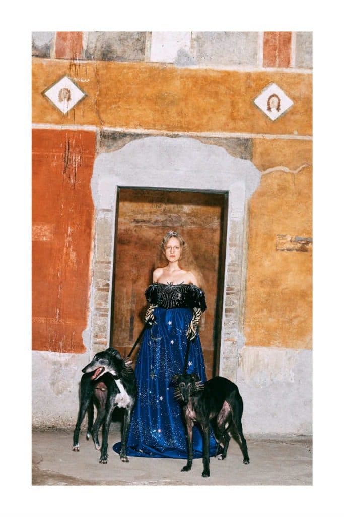 Mame moda Gucci a Pompei con la pre-fall-2019. Abito blu 