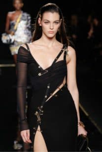 Versace pre-fall 2019, il debutto da americana. Safity Pin Dress 