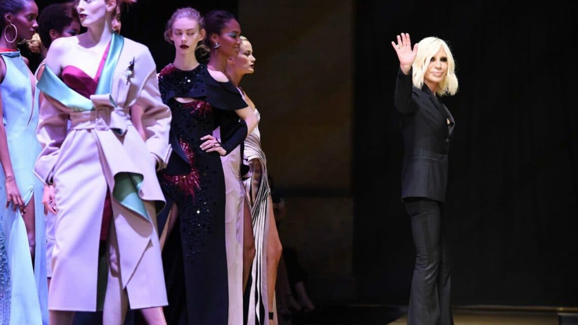 Capri Holding completa l'acquisizione di Versace. Donatella Versace