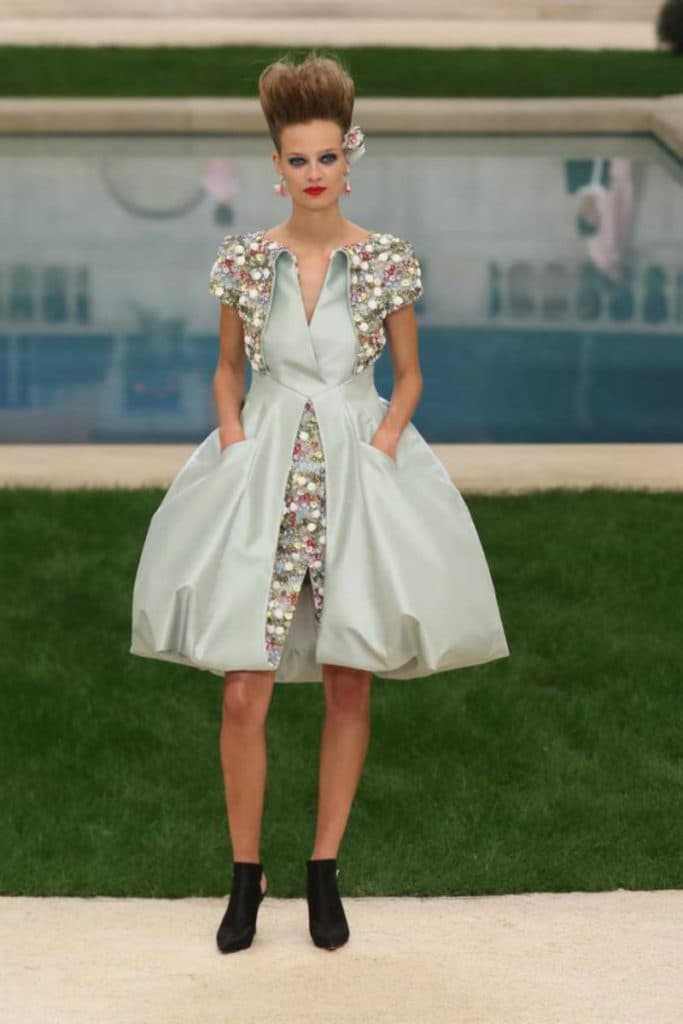 Chanel haute Couture nel giardino fiorito. Mini dress 