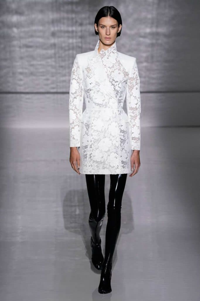 Givenchy Haute Couture, il formalismo notturno. Pantaloni latex 
