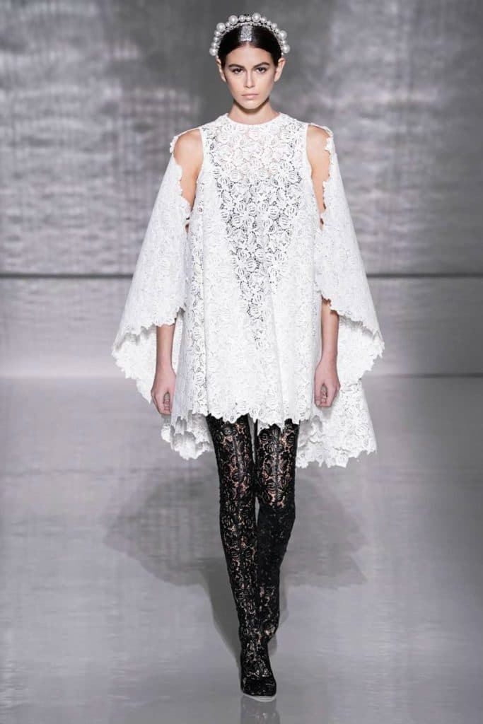 Givenchy Haute Couture, il formalismo notturno. Fuseaux in pizzo 