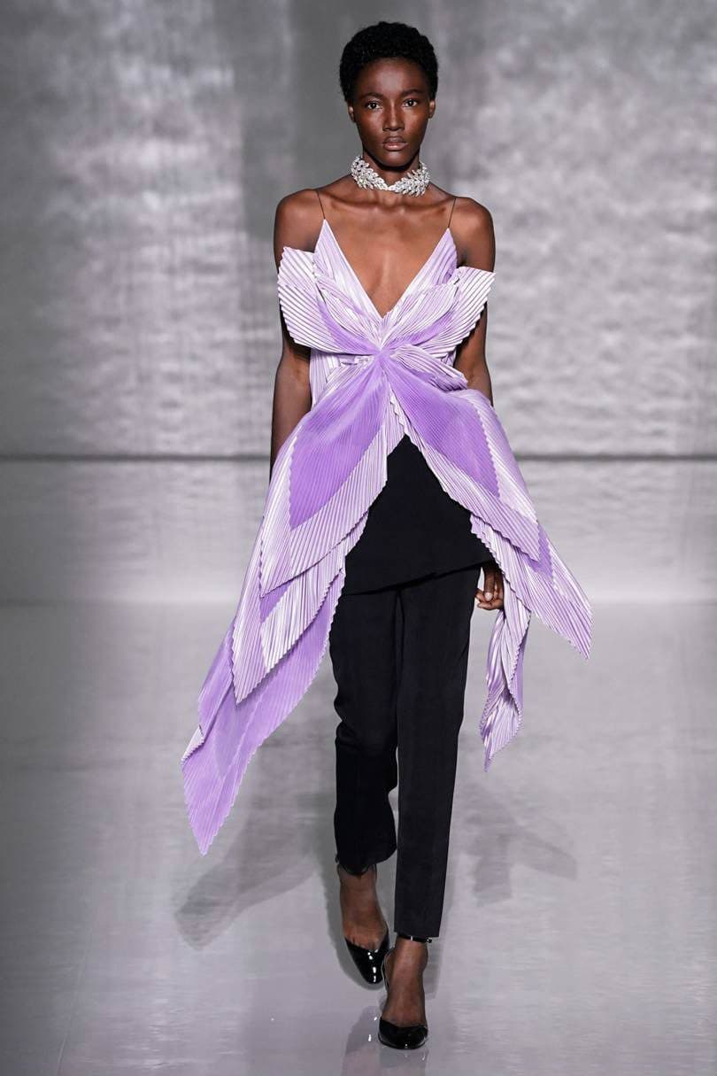 Givenchy Haute Couture, il formalismo notturno. Top origami 