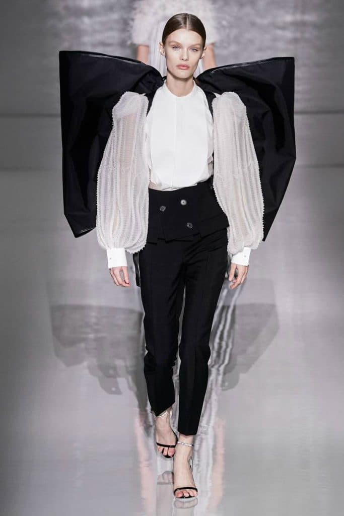 Givenchy Haute Couture, il formalismo notturno. Zaino fiocco 