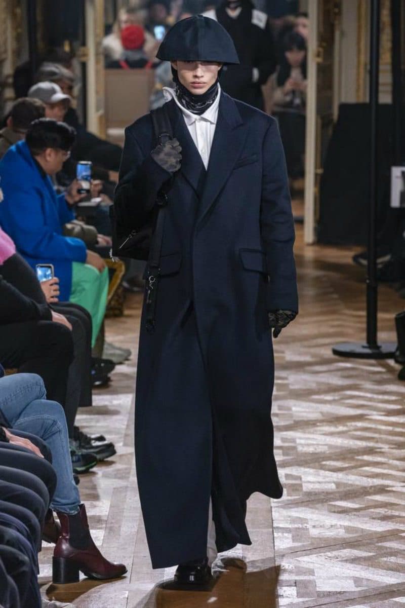 PFW: Raf Simons e l'estremo tailoring. cappotto nero 