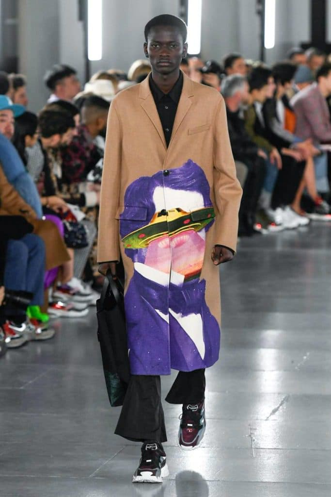 Valentino Uomo 2019 tra street-couture e co-lab. cappotto lungo stampato 
