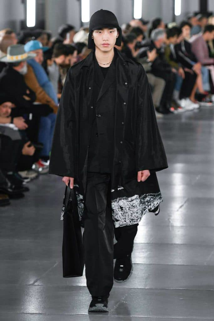Valentino Uomo 2019 tra street-couture e co-lab. Look actiwear