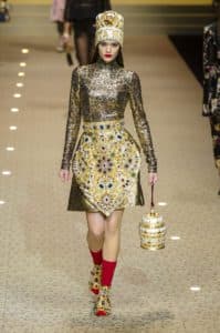 Mame Moda: Il Cyborg show di Dolce e Gabbana. Regine dorate con copricapo a tiara