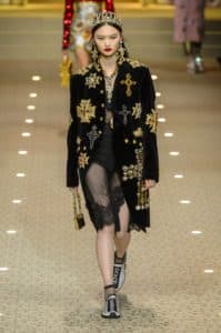 Mame Moda: Il Cyborg show di Dolce e Gabbana. Crocifissi, pizzi, trasparenze e corone