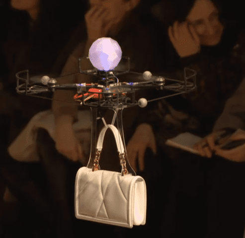 Mame Moda: Il Cyborg show di Dolce e Gabbana. Il drone fa sfilare una borse della nuova collezione