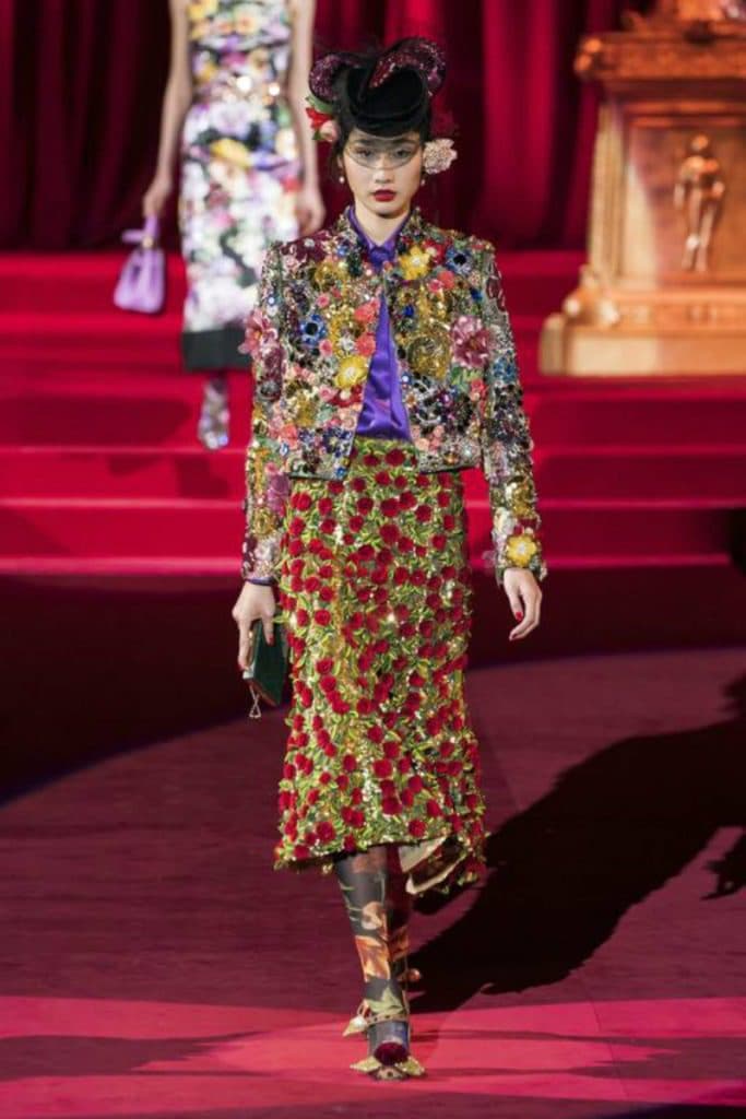 Dolce&Gabbana FW19, elogio intimo all'eleganza. giacca e gonna ricami couture