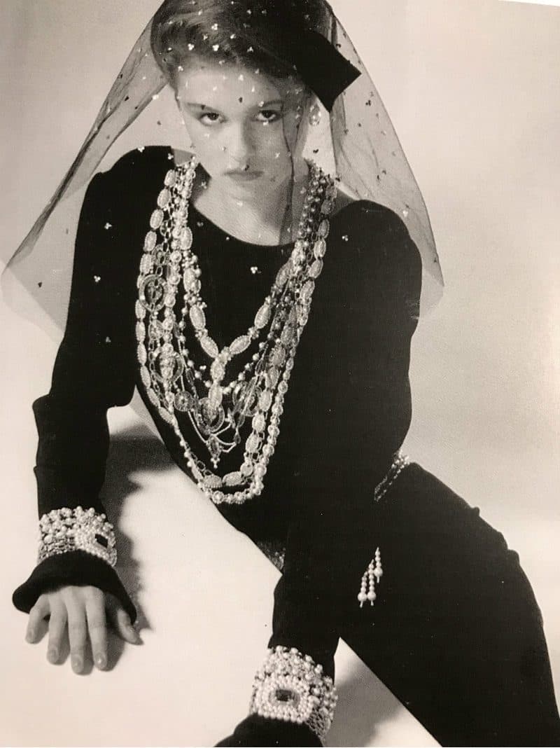 mame-moda-kaiser-karl-lagerfeld-omaggio-all-imperatore. Abito Chanel 1983 