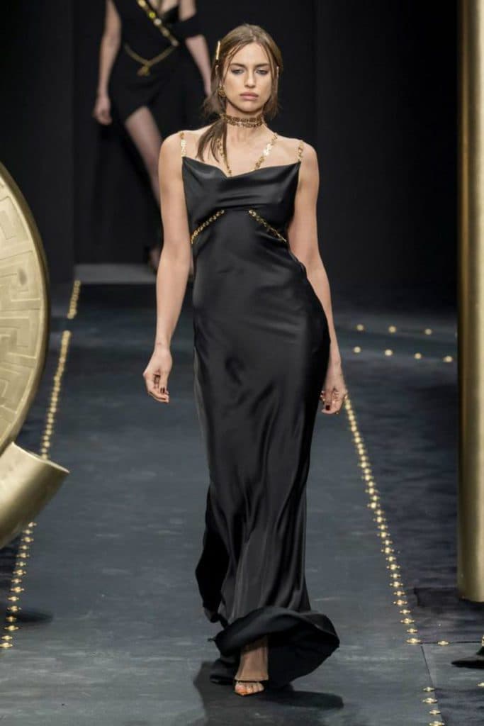 Versace FW19 tra grunge e bongade luxury. Irina Shayk 