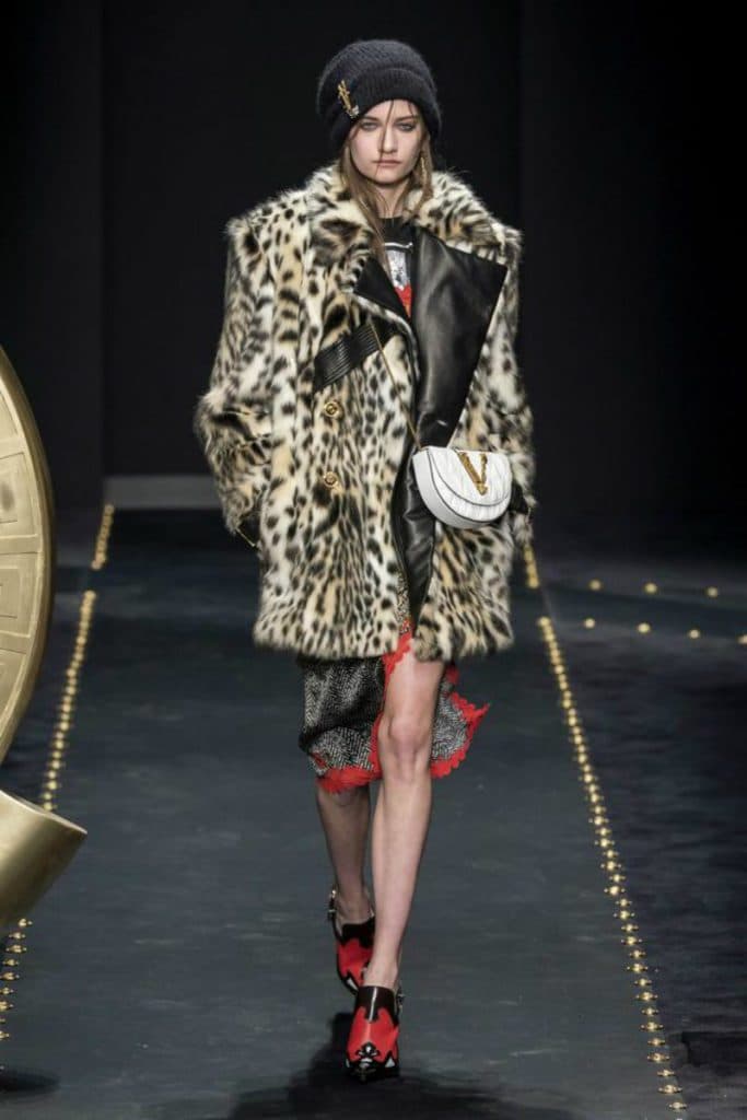 Versace FW19 tra grunge e bongade luxury. Pelliccia sintetica stampa leopardo 