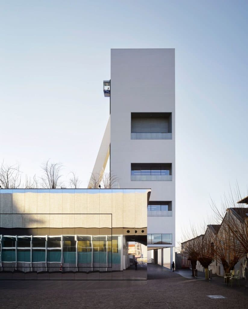 Mame Arte: Fondazione Prada: apre la torre di Rem Koolhaas. Una vista della bianca torre in cemento