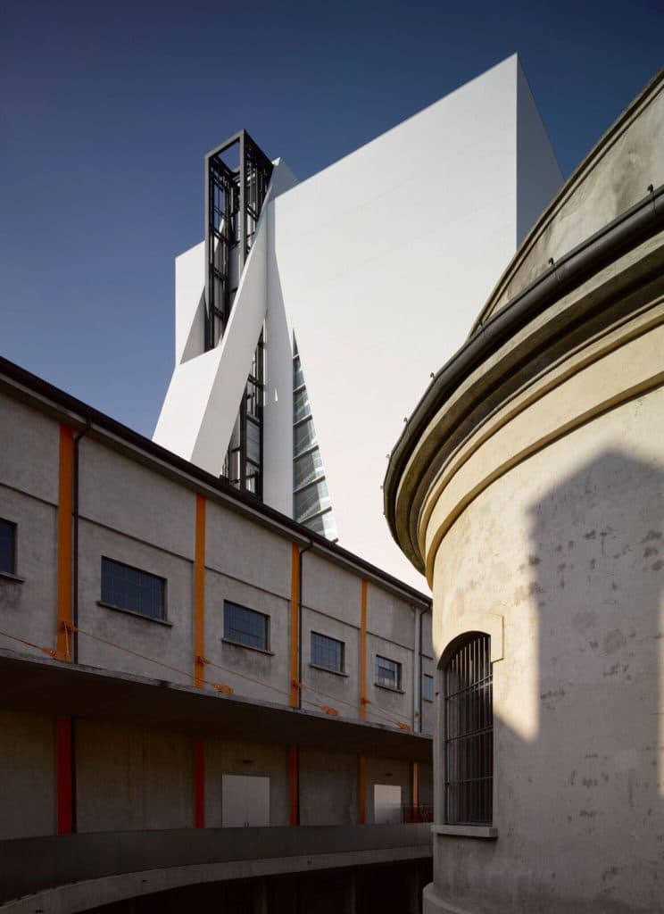 Mame Arte: Fondazione Prada: apre la torre di Rem Koolhaas. La diagonale di collegamento al deposito