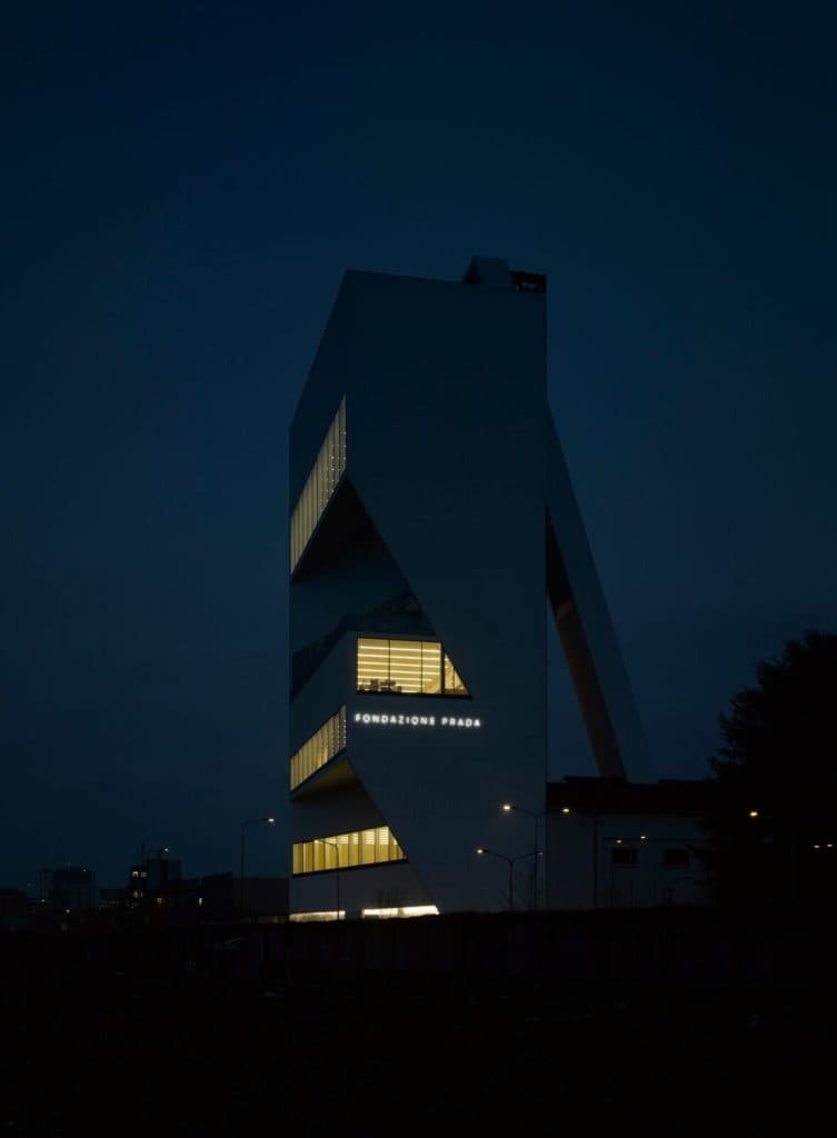 Mame Arte: Fondazione Prada: apre la torre di Rem Koolhaas. La Torre in notturna