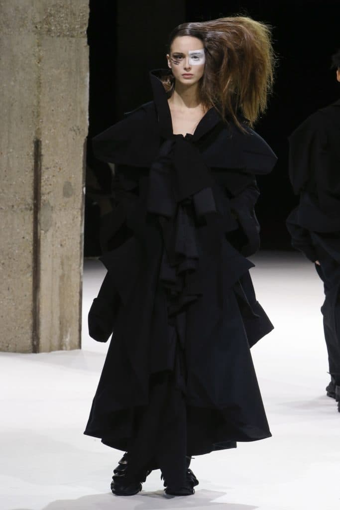 Mame moda: Yohji Yamamoto piange Azzedine Alaïa. Volumi di nero si fanno quasi impossibili da distinguere
