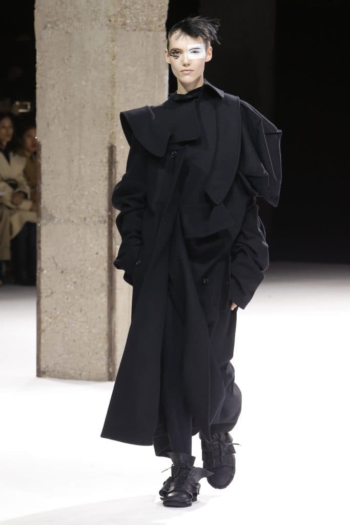 Mame moda: Yohji Yamamoto piange Azzedine Alaïa. Lunghi cappotti tra cubismo e surrealismo