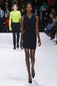 Mame Moda: Balenciaga "Saving lives, changing lives". Accessori a catena su outfit minimal