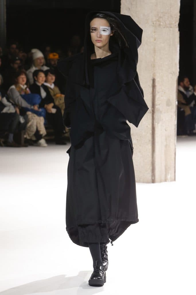 Mame moda: Yohji Yamamoto piange Azzedine Alaïa. Il nero diventa grammatica per Yamamoto
