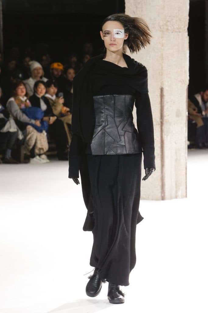 Mame moda: Yohji Yamamoto piange Azzedine Alaïa. Corpetti chiaramente picassiani