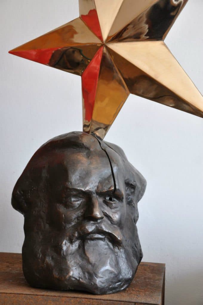 Comunismo vs. Melville: una scultura di Marx realizzata da Bednarski