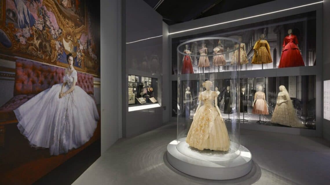 Mostra Dior a Londra. Alcuni abiti in esposizione al Victoria & Albert